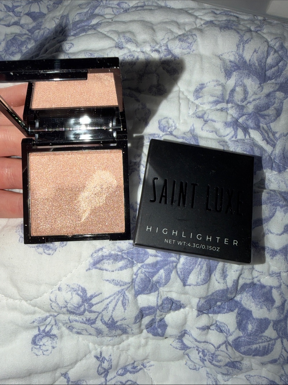 Shimmery Peach Highlighter - Radiant Glow